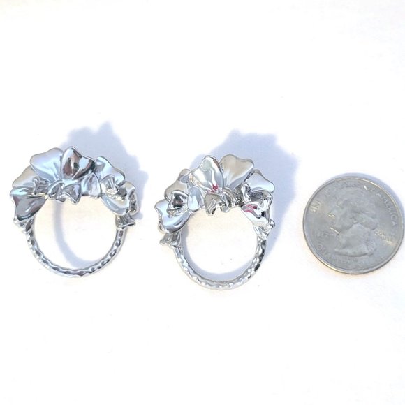 Textured Petal Circle Earrings - Designed in France - Picture 6 of 8